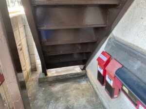 府中市で鉄骨階段の雨漏り予防のための塗装工事　完工